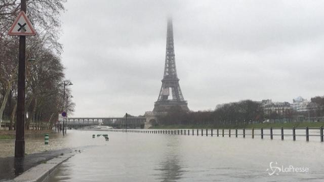 Sale il livello della Senna a Parigi: strade chiuse