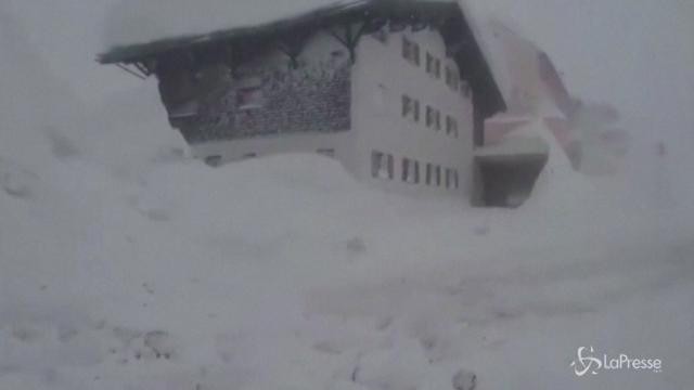 Svizzera: 13 mila turisti bloccati dalla neve