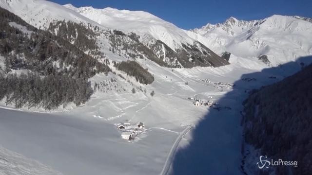 Vallelunga coperta di neve, evacuati turisti e residenti
