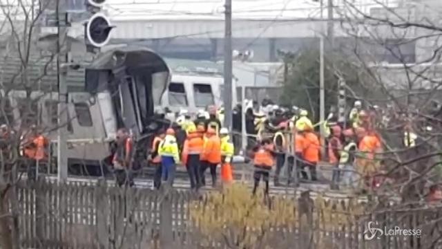 Milano, deraglia treno dei pendolari: tre morti, dieci feriti gravi