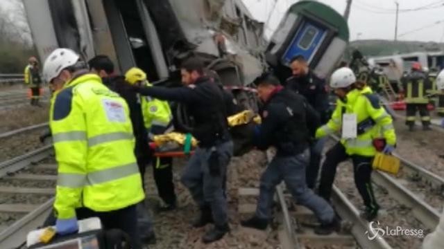 Treno deragliato alle porte di Milano, i feriti estratti dalle lamiere