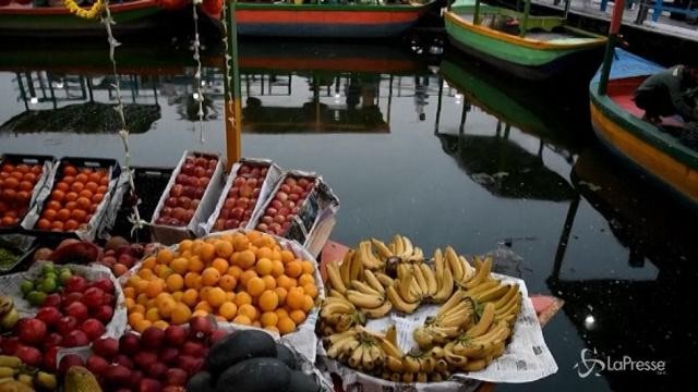 India, inaugurato un mercato galleggiante a Calcutta