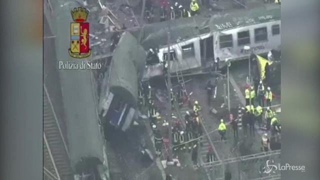 Treno deragliato: soccorritori al lavoro, le immagini dall’alto