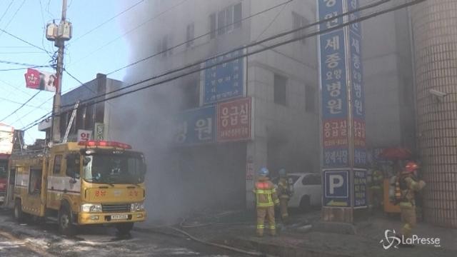 Corea del Sud, incendio in ospedale: oltre 40 morti