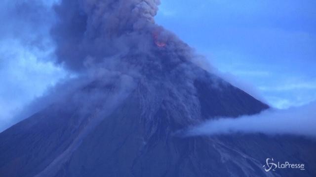 Filippine, ancora fumo e lava dal vulcano Mayon