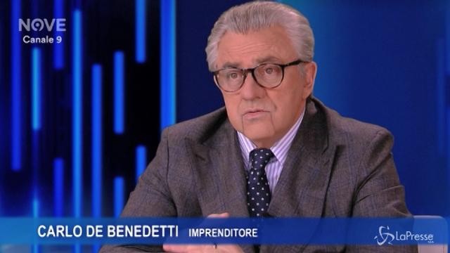 Crozza diventa Carlo De Benedetti: il video esilarante