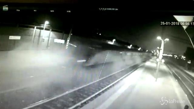 Treno deragliato a Milano, il video 20 secondi prima dello schianto