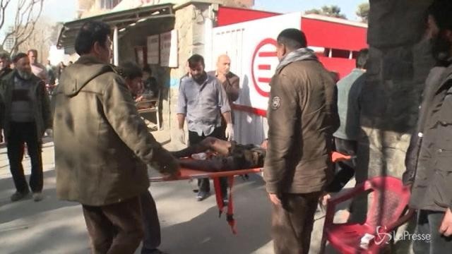 Esplode ambulanza, nuova strage a Kabul