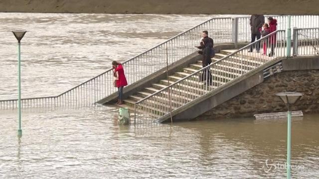 Parigi, il livello della Senna sfiora i 6 metri e raggiunge il picco