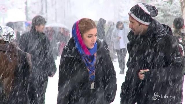 Iran, copiosa nevicata imbianca Teheran