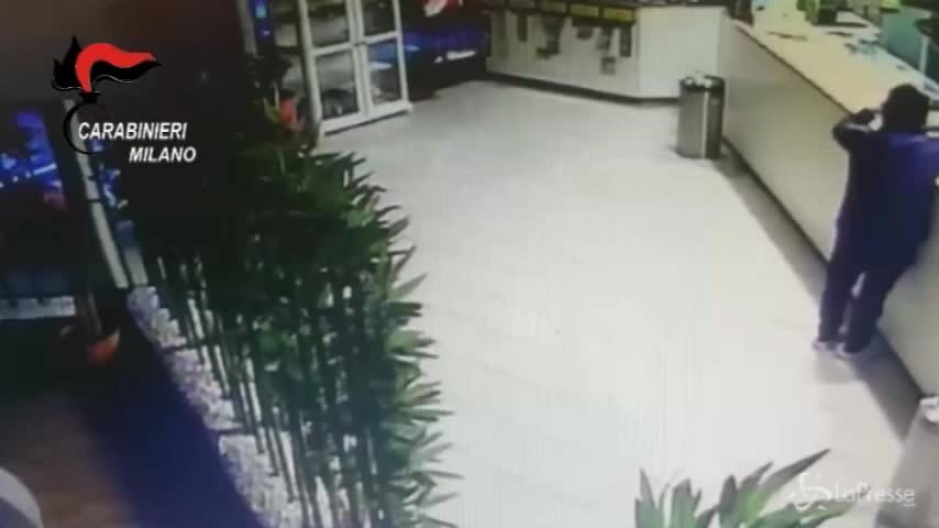 Milano, sparatoria in un bar dell’hinterland: tre feriti