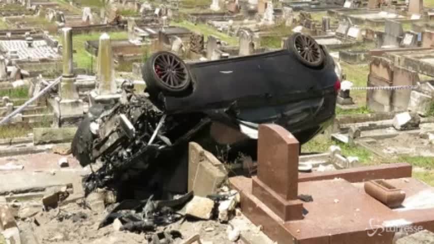 Auto si ribalta in un cimitero, spettacolare incidente in Australia