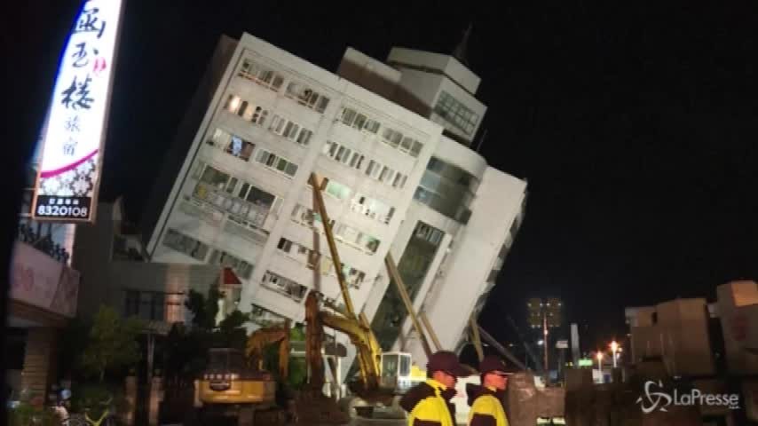 Taiwan: si continua a scavare tra gli edifici