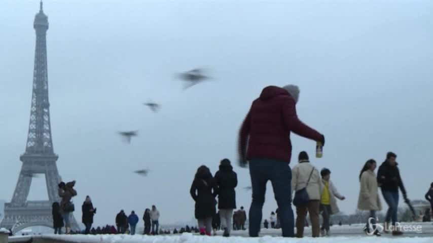 Parigi, dopo le piogge arriva la neve