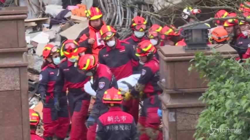 Taiwan, l’intervento dei soccorritori con gru e corde