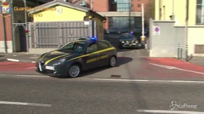 Torino, sequestrati 16 milioni di prodotti: orecchini e piercing contraffatti