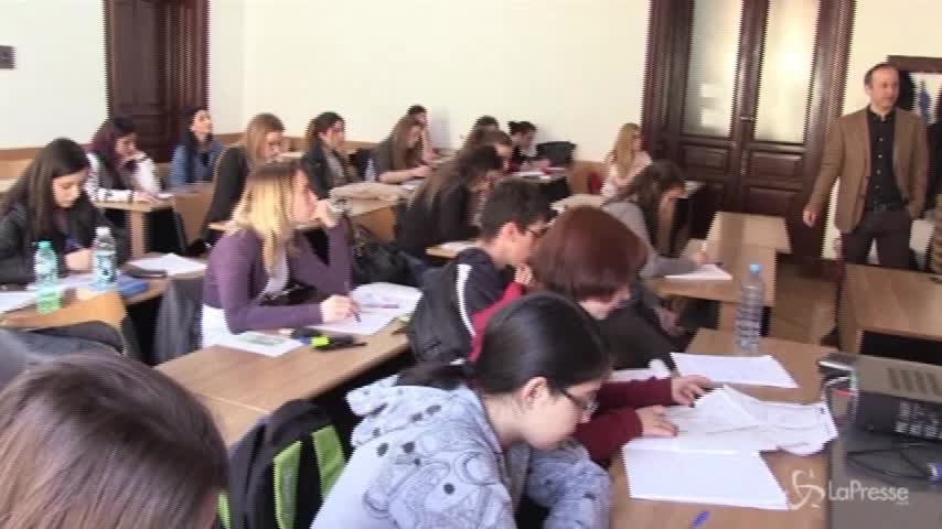 Scuola, firmato il nuovo contratto nazionale: aumento stipendio medio di 96 euro