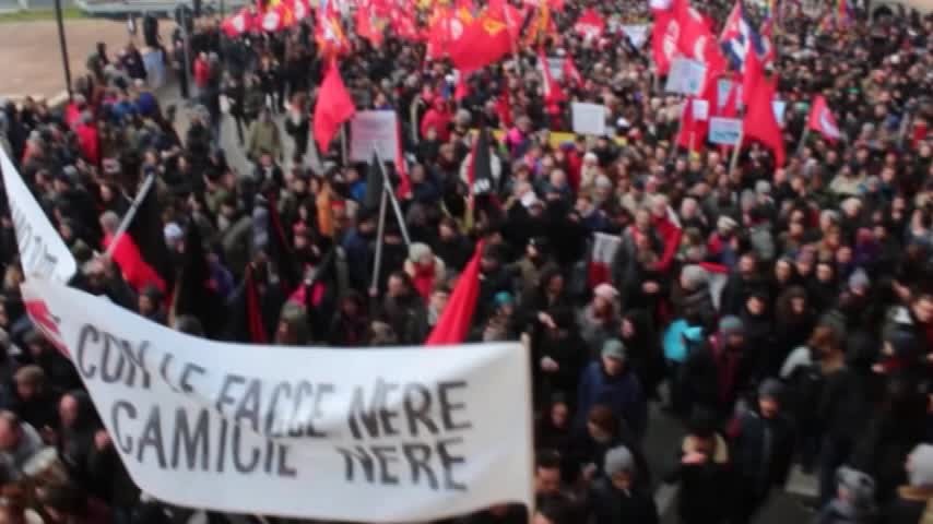 Macerata, il corteo antifascista attraversa la città blindata