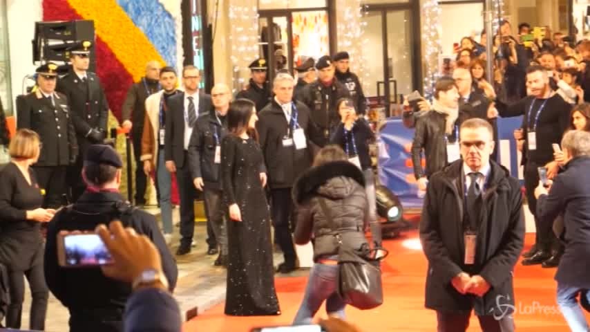 Sanremo, Laura Pausini fuori dall’Ariston: selfie con i fan e cori da stadio