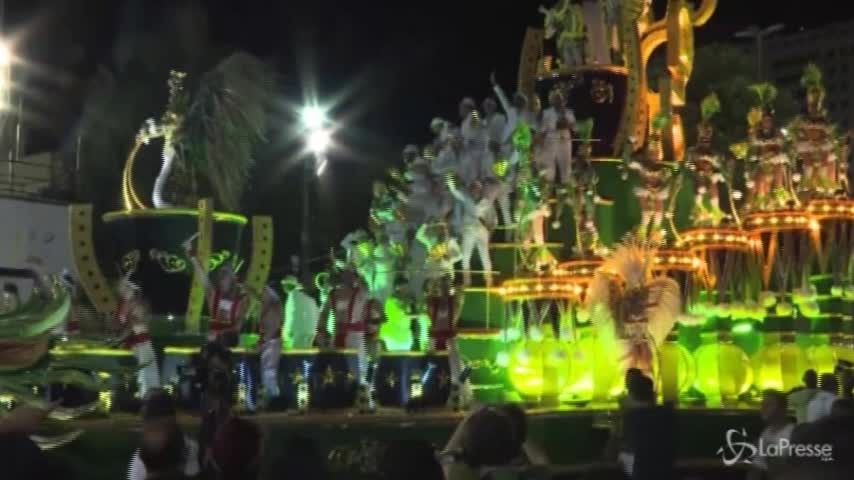 Carnevale: folla e spettacolo al Sambodromo di Rio de Janeiro