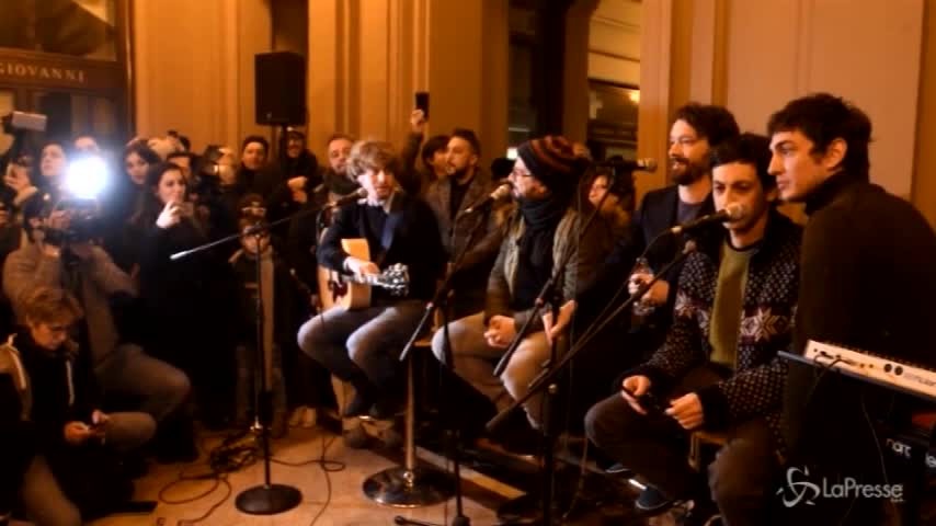 Bagno di folla per Lo Stato Sociale a Bologna