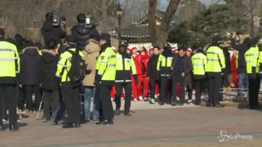 Olimpiadi invernali, le cheerleader nordcoreane visitano Gangneung