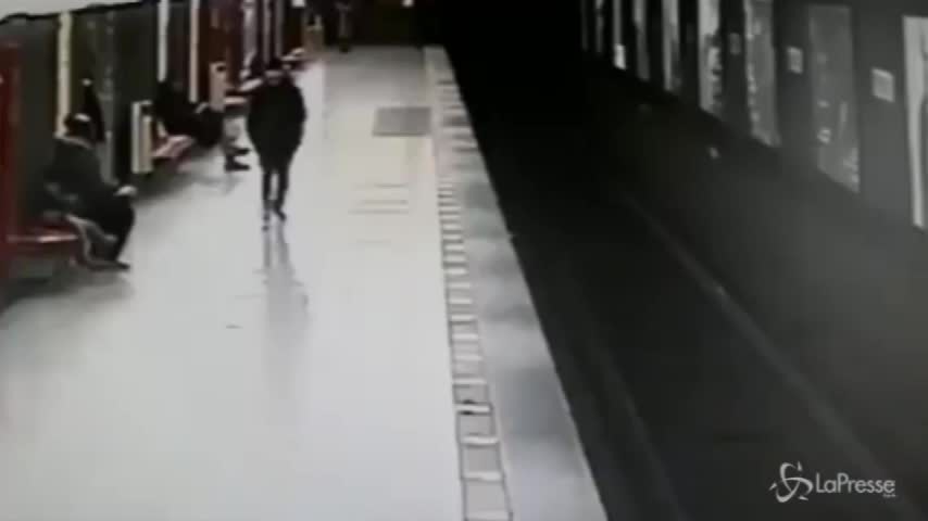 L’eroe della metro di Milano: salva bimbo caduto sui binari | VIDEO