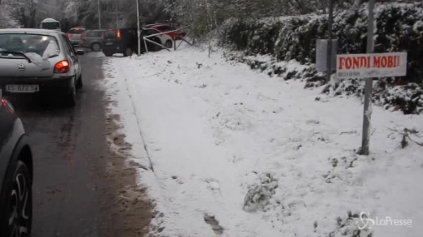 Neve ai Castelli Romani: Nemi, Velletri e Genzano coperte di bianco
