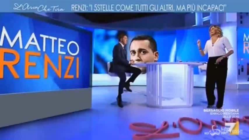 Renzi: “Voglio il confronto, non puzzo”. E la giornalista controlla