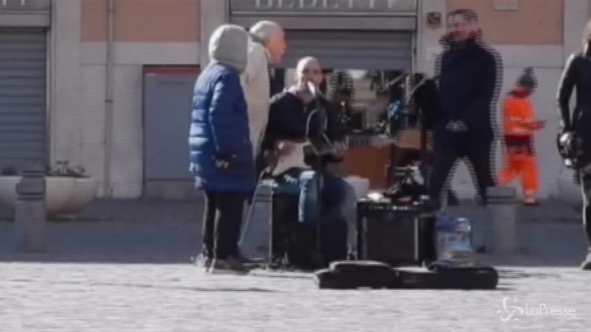 Il nonno si improvvisa cantante di strada, ma la nipote non è d’accordo