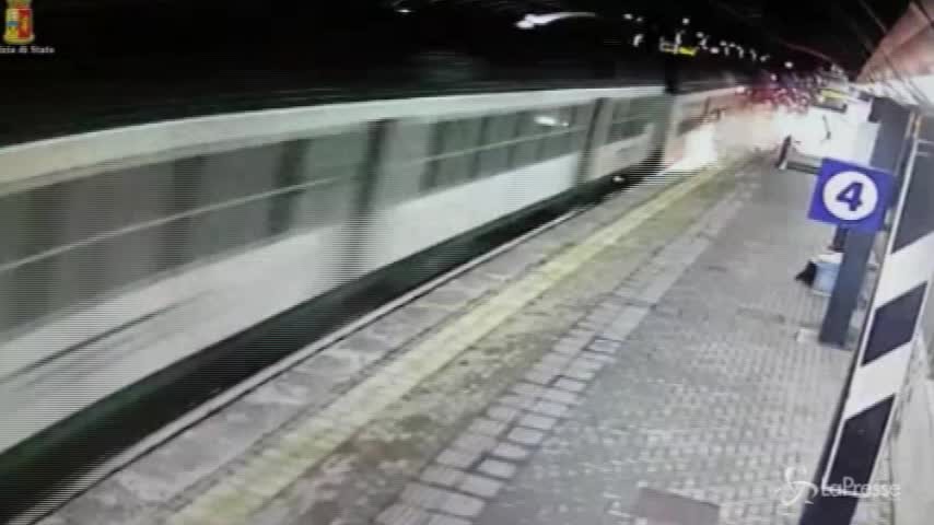 Pioltello, le voci dal treno appena deragliato: “Aiuto, se ne arriva un altro ci distrugge”
