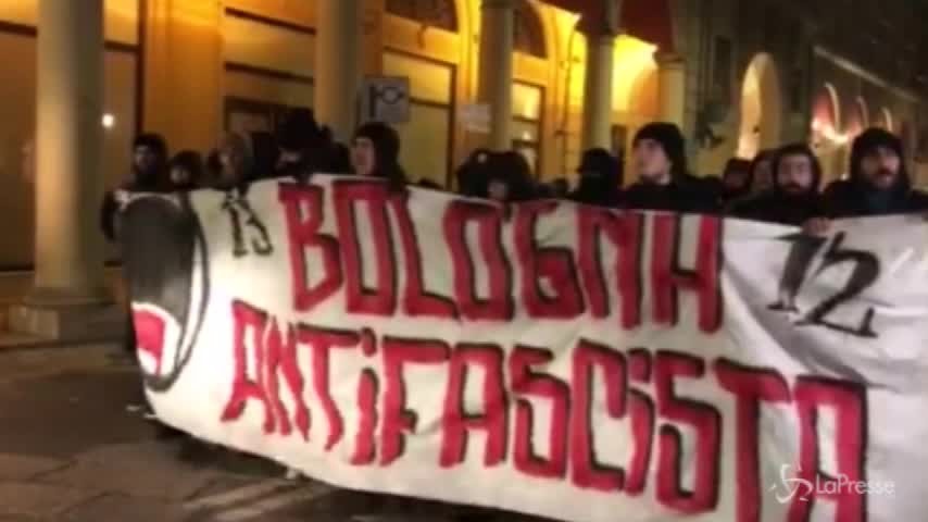 Bologna, idranti e cariche contro il corteo dei centri sociali