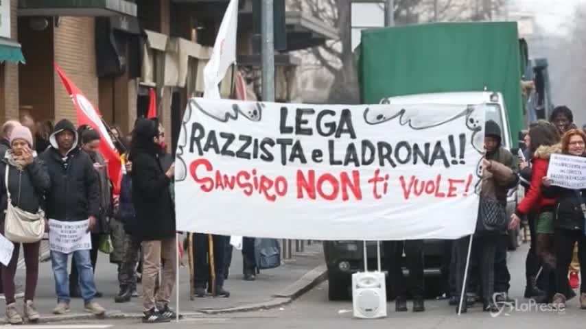 “Lega razzista e ladrona. San Siro non ti vuole”, proteste contro Salvini a Milano