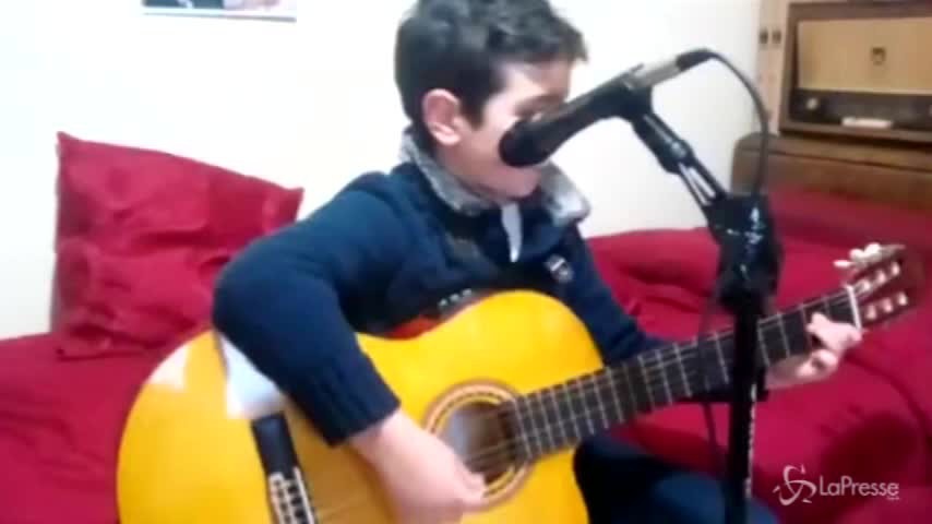 Ermal Meta al baby cantante: “Bravo vieni a suonare con me”