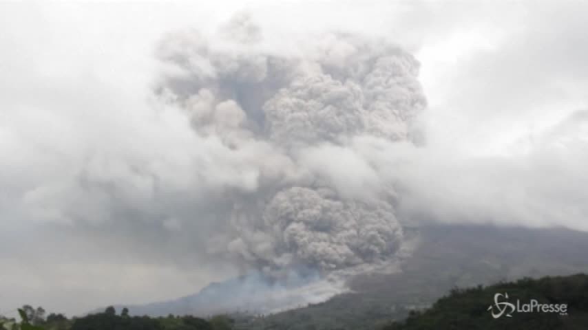 Erutta il vulcano Sinabung: in Indonesia torna la paura
