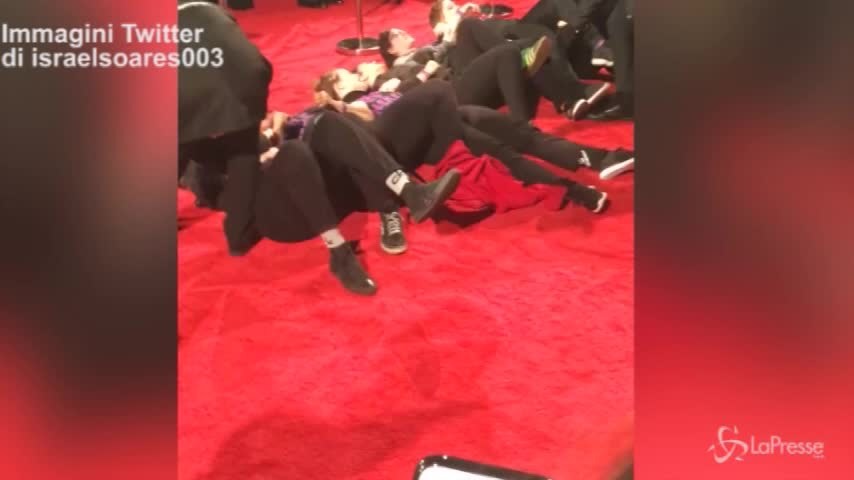 Donne a terra contro le violenze: protesta sul red carpet dei Bafta