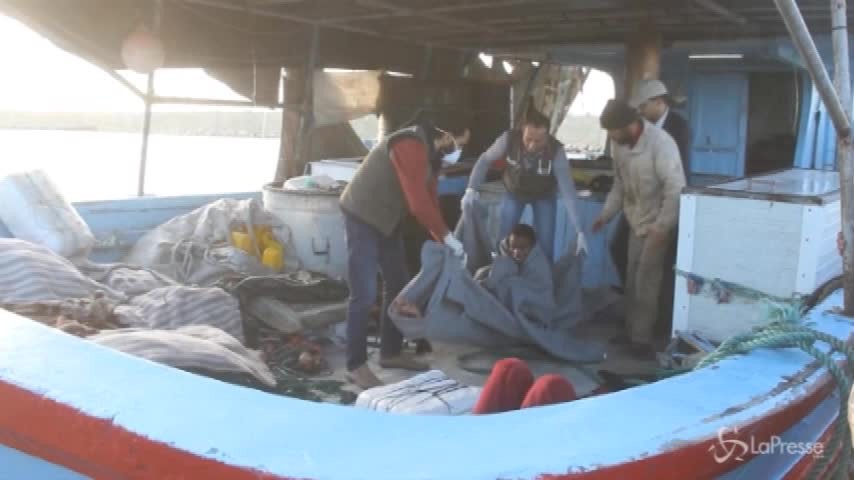 Migranti, 450 salvati a largo delle coste libiche dalla Marina di Tripoli