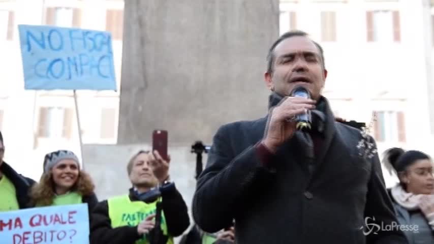 Pareggio di bilancio, la protesta di De Magistris davanti a Palazzo Chigi