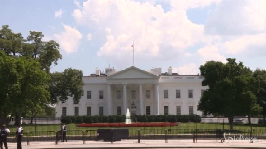 Sparatoria nei college Usa, il padre di una vittima da Trump: “Quanti bambini devono ancora morire?”