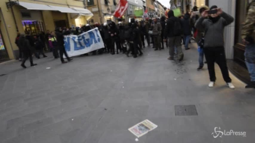 Salvini a Pisa, scontri tra polizia e antagonisti: feriti e fermati