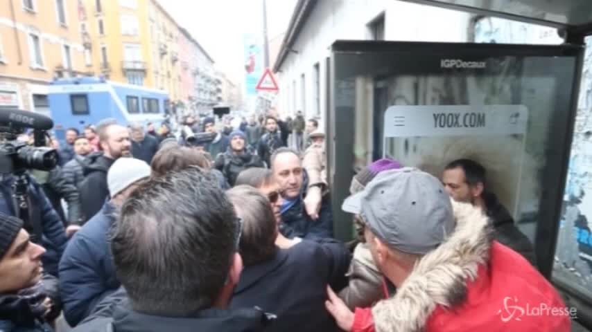 Milano, manifestanti contro contestatori al corteo di Fdi