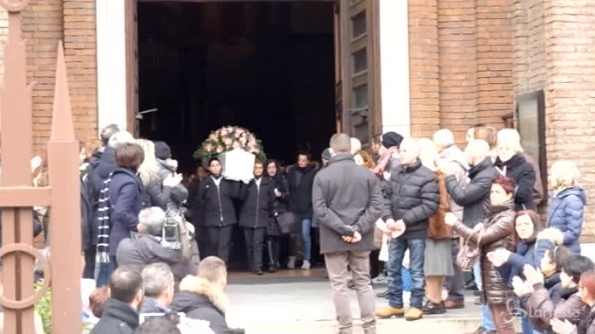Jessica, ai funerali della 19enne ci sono le necrofore