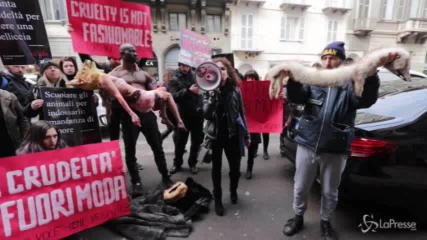 A Milano la manifestazione degli animalisti: “La crudeltà è fuori moda”