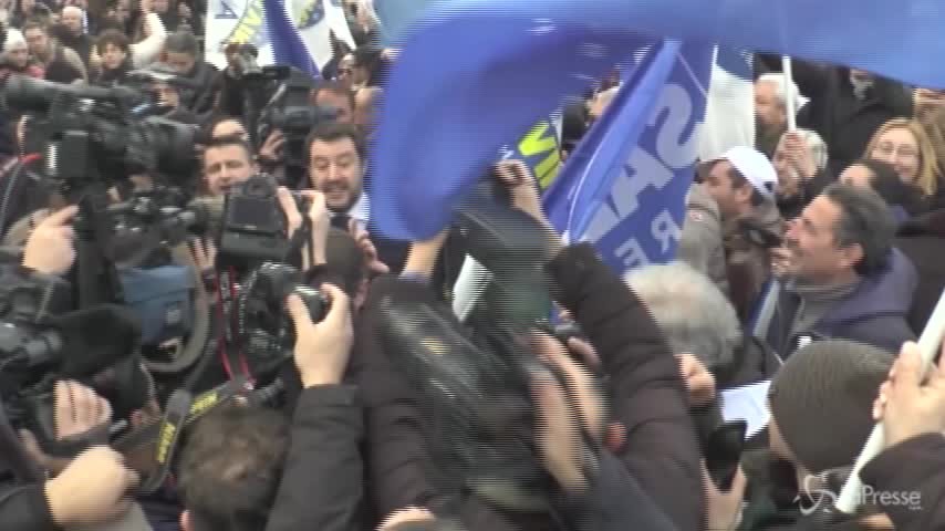 Bagno di folla a Milano per l’arrivo di Matteo Salvini al corteo