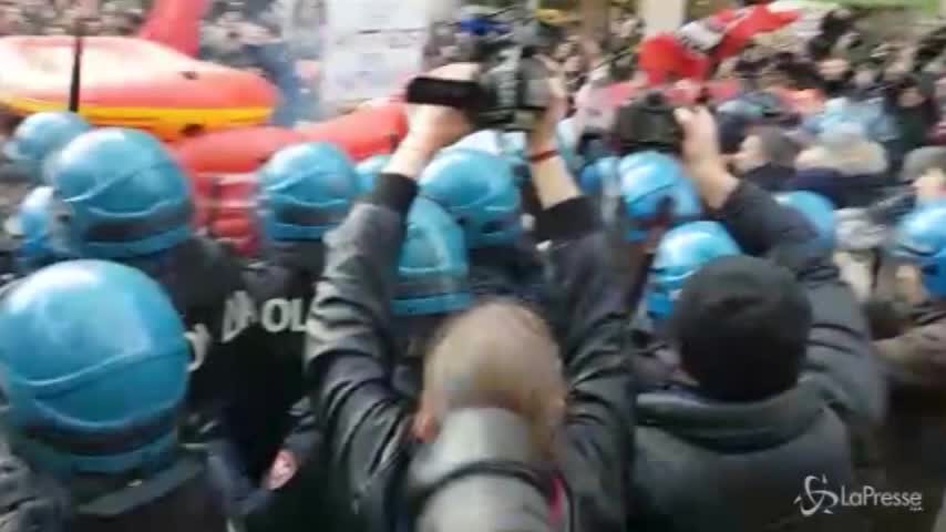 Scontri al corteo dei centri sociali contro Casa Pound a Milano