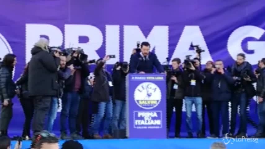 Salvini in corteo a Milano: “Antifascismo arma di distrazione”