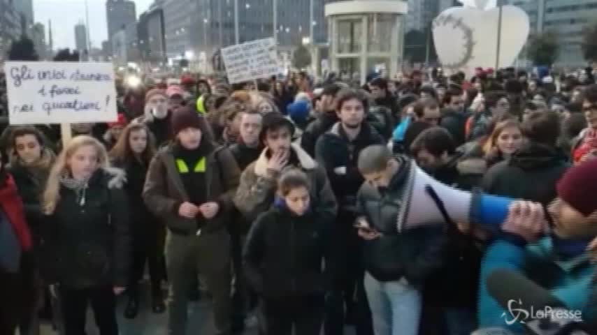 Corteo antifascista a Milano: il proclama finale davanti alla Stazione Centrale