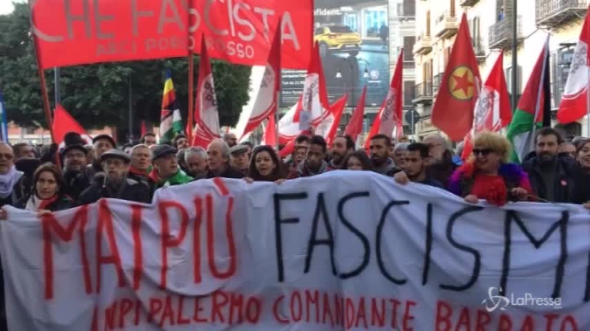 La marcia antifascista a Palermo: centri sociali in piazza con il nastro adesivo