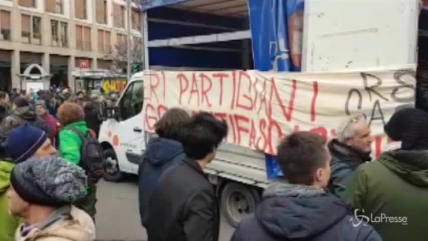 Politica in piazza, scontri e incontri