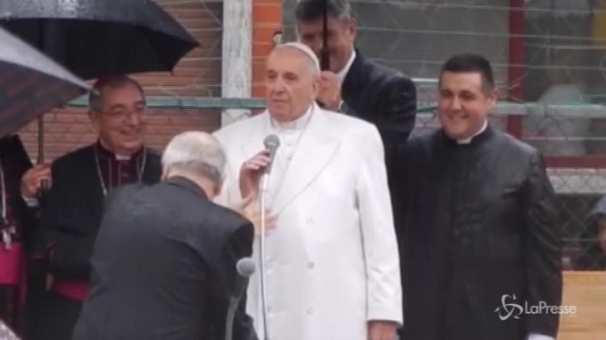 Roma, Papa Francesco tra la folla nella chiesa di San Galesio